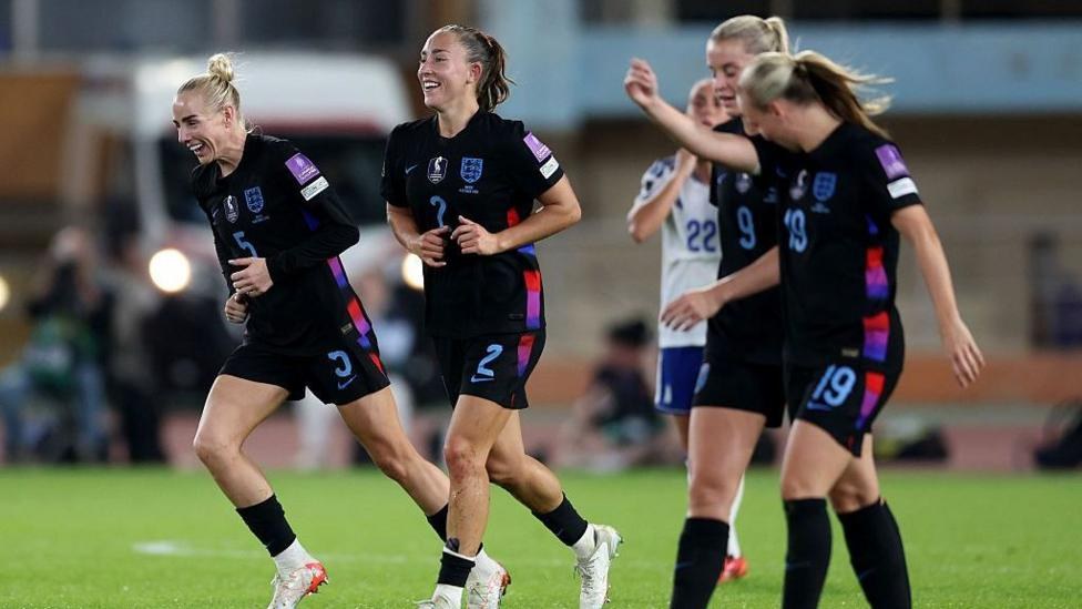 Maya e Tissier celebrates scoring for England with her team-mates