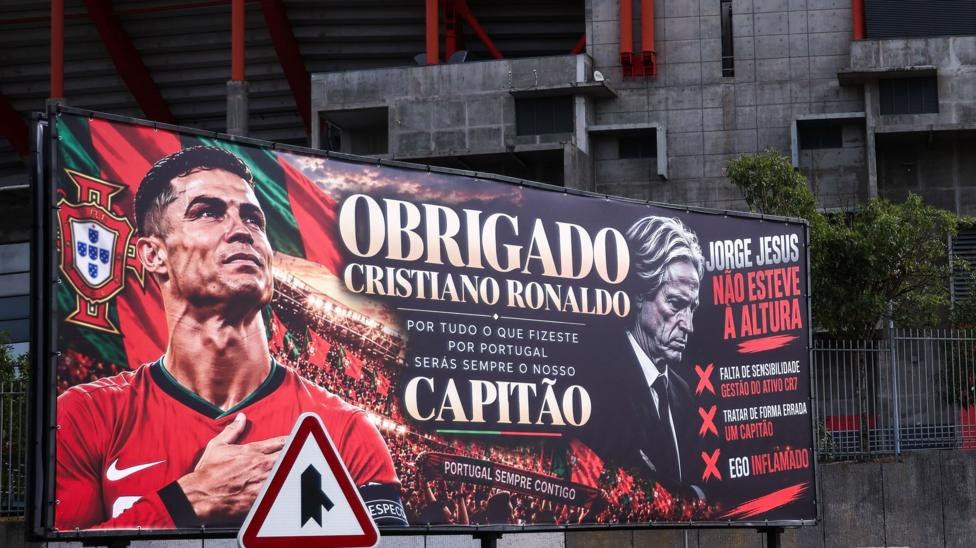 A sign praising Cristiano Ronaldo and criticising Jorge Jesus